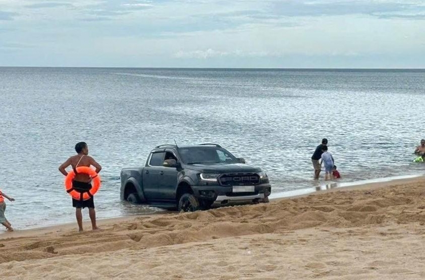 Ô tô bán tải bị lún trên bãi biển