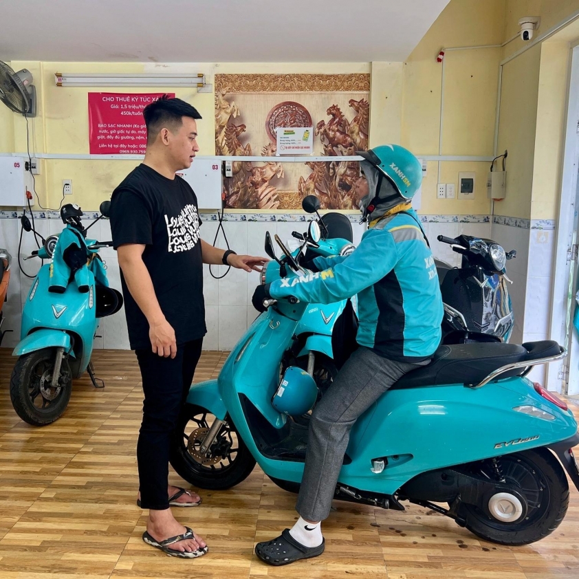 Quán cà phê có trạm sạc xe điện phục vụ tài xế