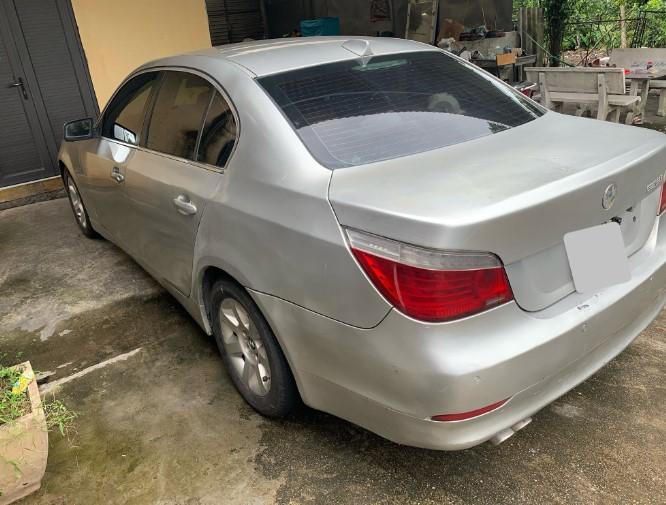 Khoang nội thất BMW 525i đời 2004 còn khá tốt