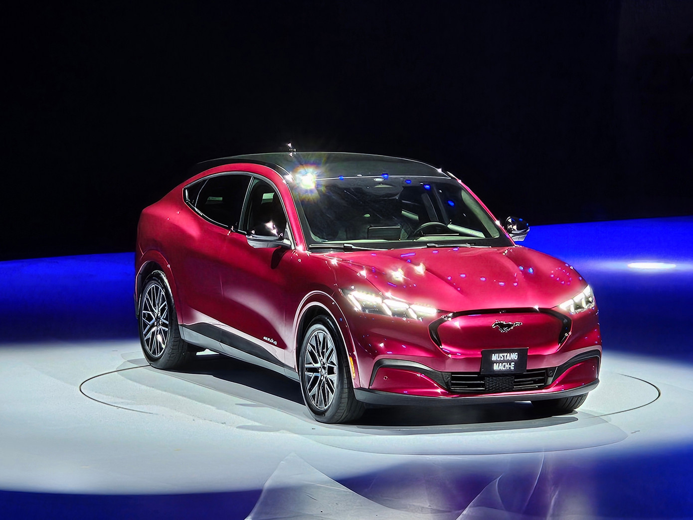 Xe Ford Mustang Mach-E màu đỏ