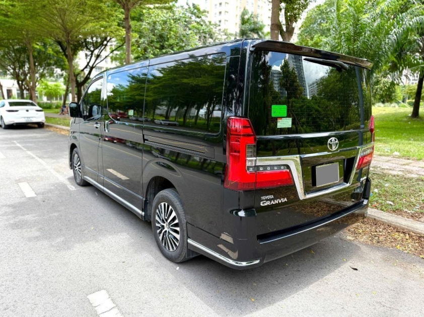 Ngoại hình bề thế với trang bị an toàn đầy đủ