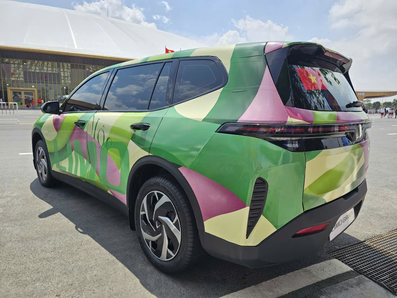 Màu sắc rực rỡ trên xe Limo Green