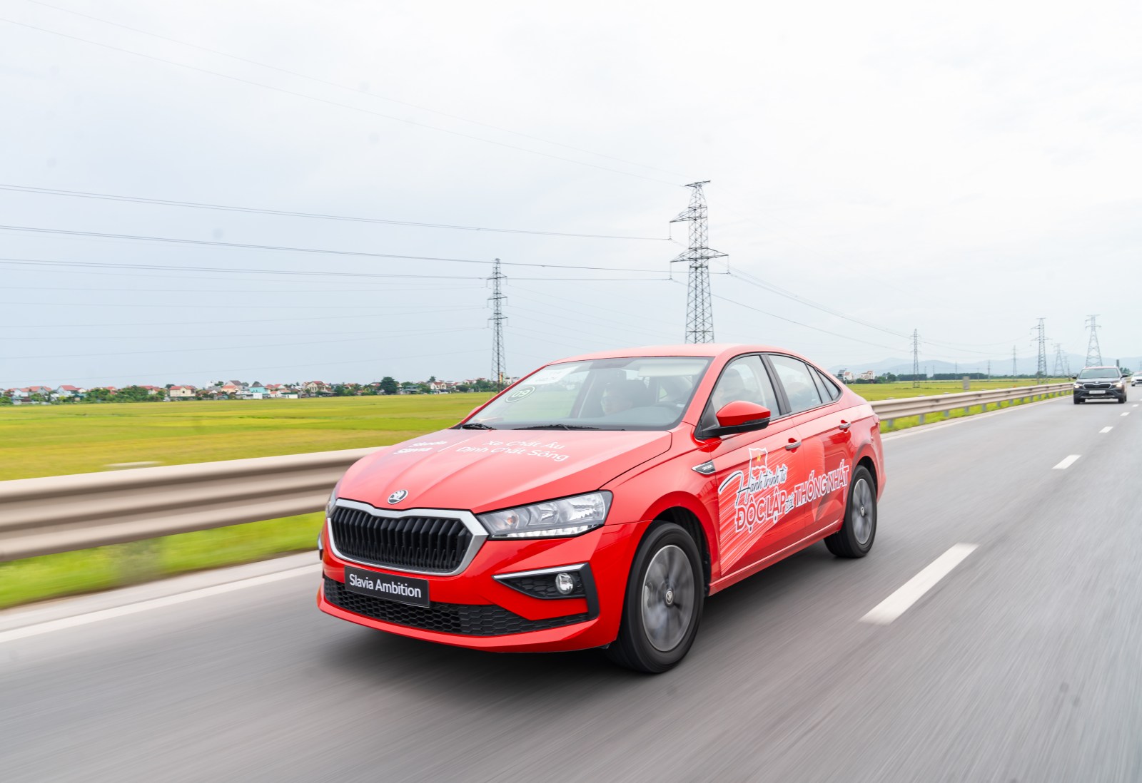 Xe Slavia chạy trên đường cao tốc