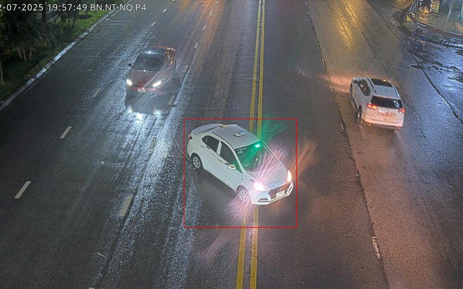 Camera giám sát ghi lại xe vi phạm