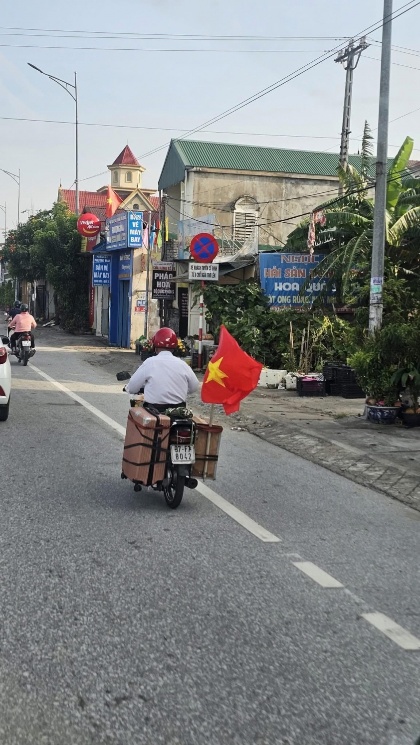 Người cựu binh trên chiếc xe máy cũ giữa chặng đường dài