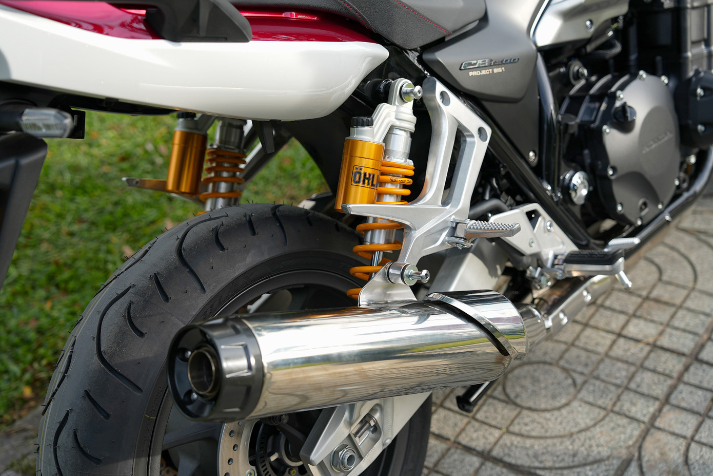 Hệ thống treo Ohlins cao cấp