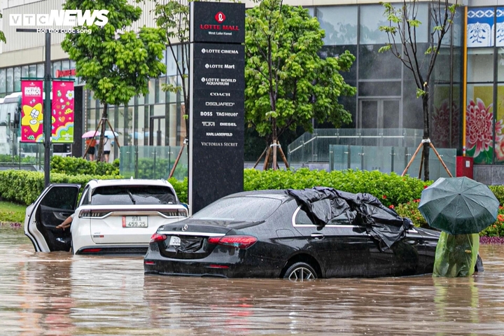 Xe ô tô ngập nước sau bão Kajiki