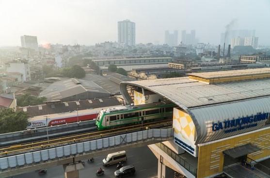 Xe buýt và tàu điện phục vụ người dân
