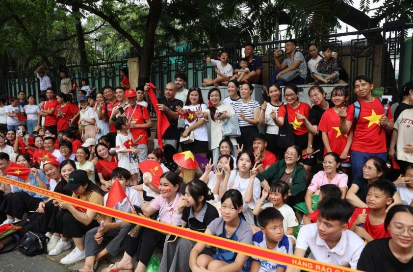 Lượng xe và hành khách tại bến Gia Lâm