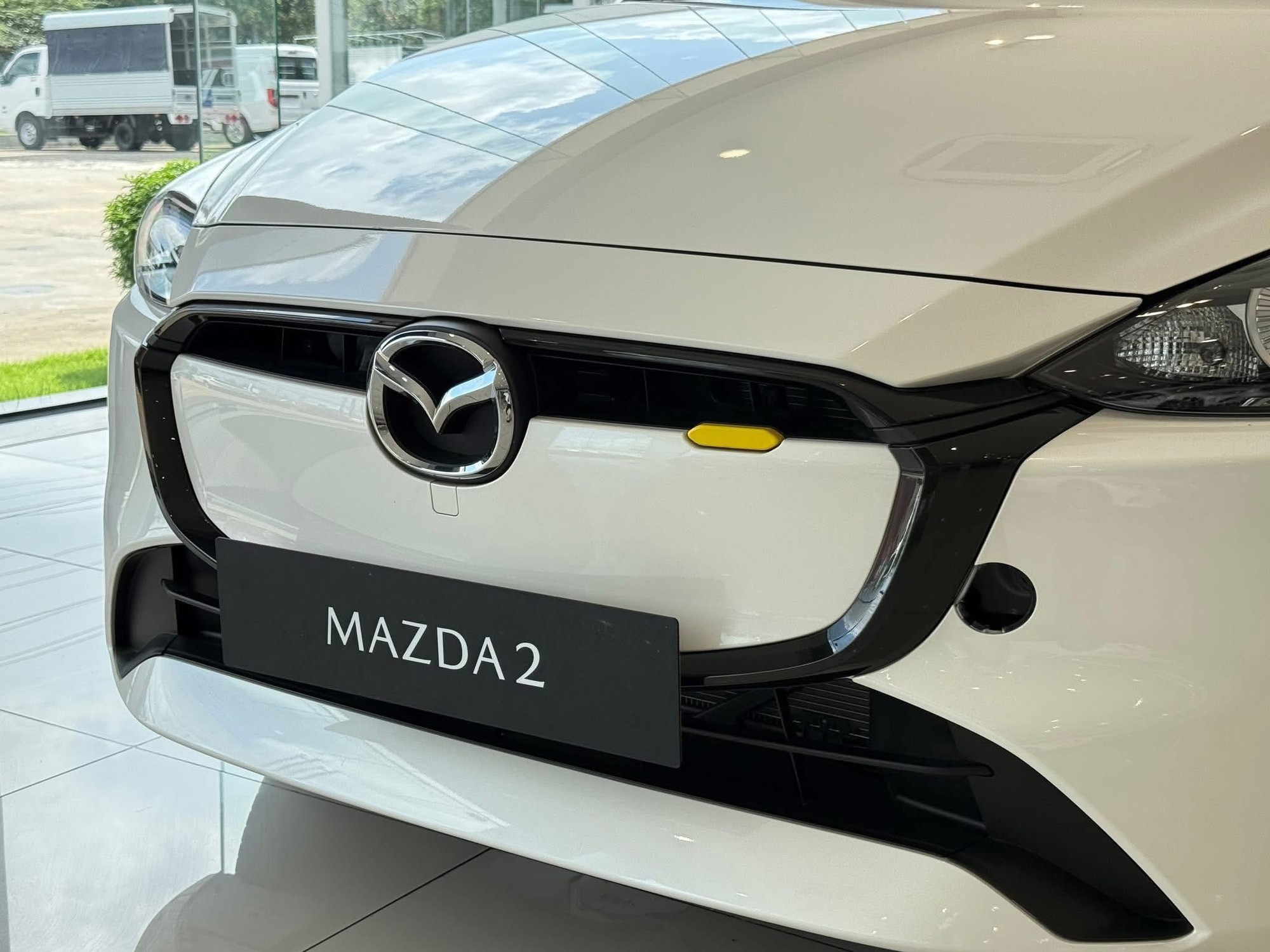 Mazda2 với màu sắc phối hợp mới