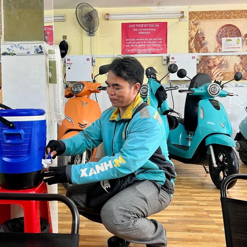 Tài xế nghỉ ngơi tại trạm sạc xe điện