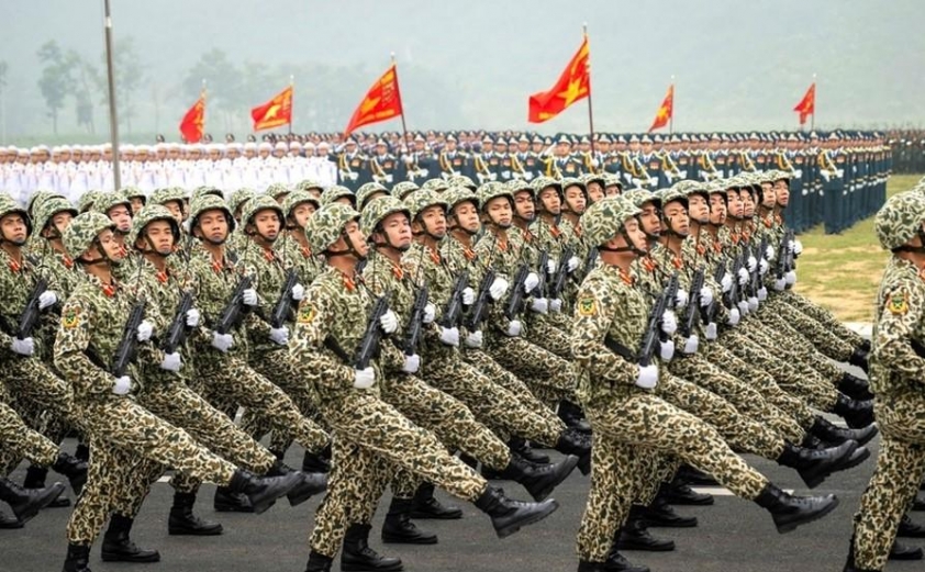 Người dân tham dự diễu binh tại Hà Nội