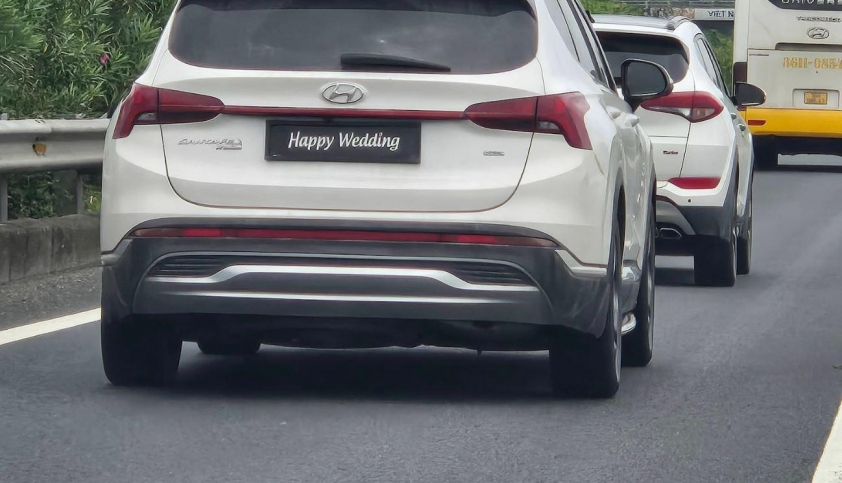 Xe Hyundai Santa Fe trên cao tốc với biển số bị che khuất