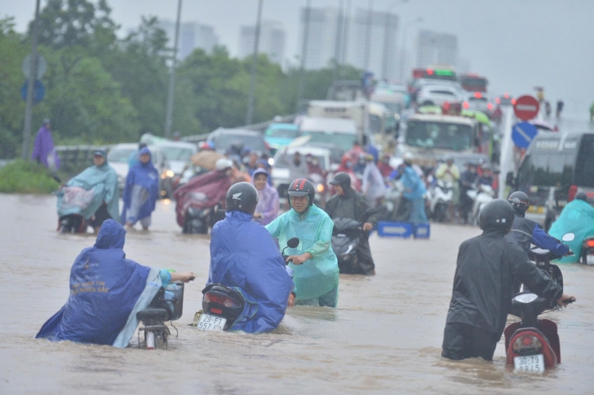 Xe máy chết máy giữa đường ngập