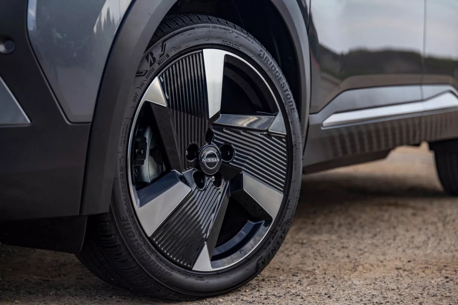 Logo cùng mặt trước sắc nét của Nissan Kicks thế hệ mới