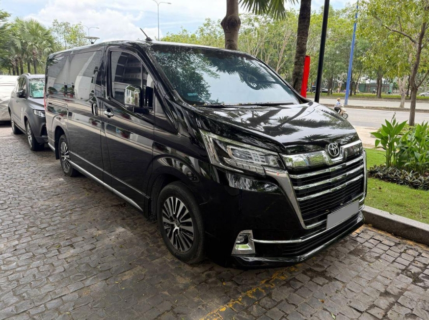 Ngoại thất Toyota Granvia 2020 màu đen bóng, mới và sáng