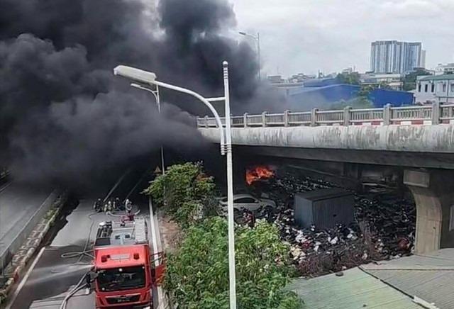 Khói đen cuồn cuộn bốc lên từ bãi xe