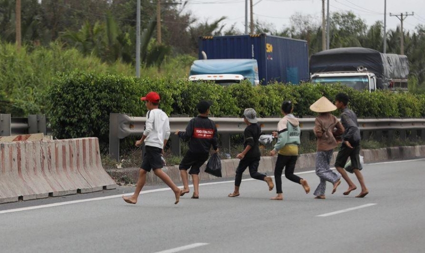 Người đi bộ mặc áo phản quang khi băng qua đường