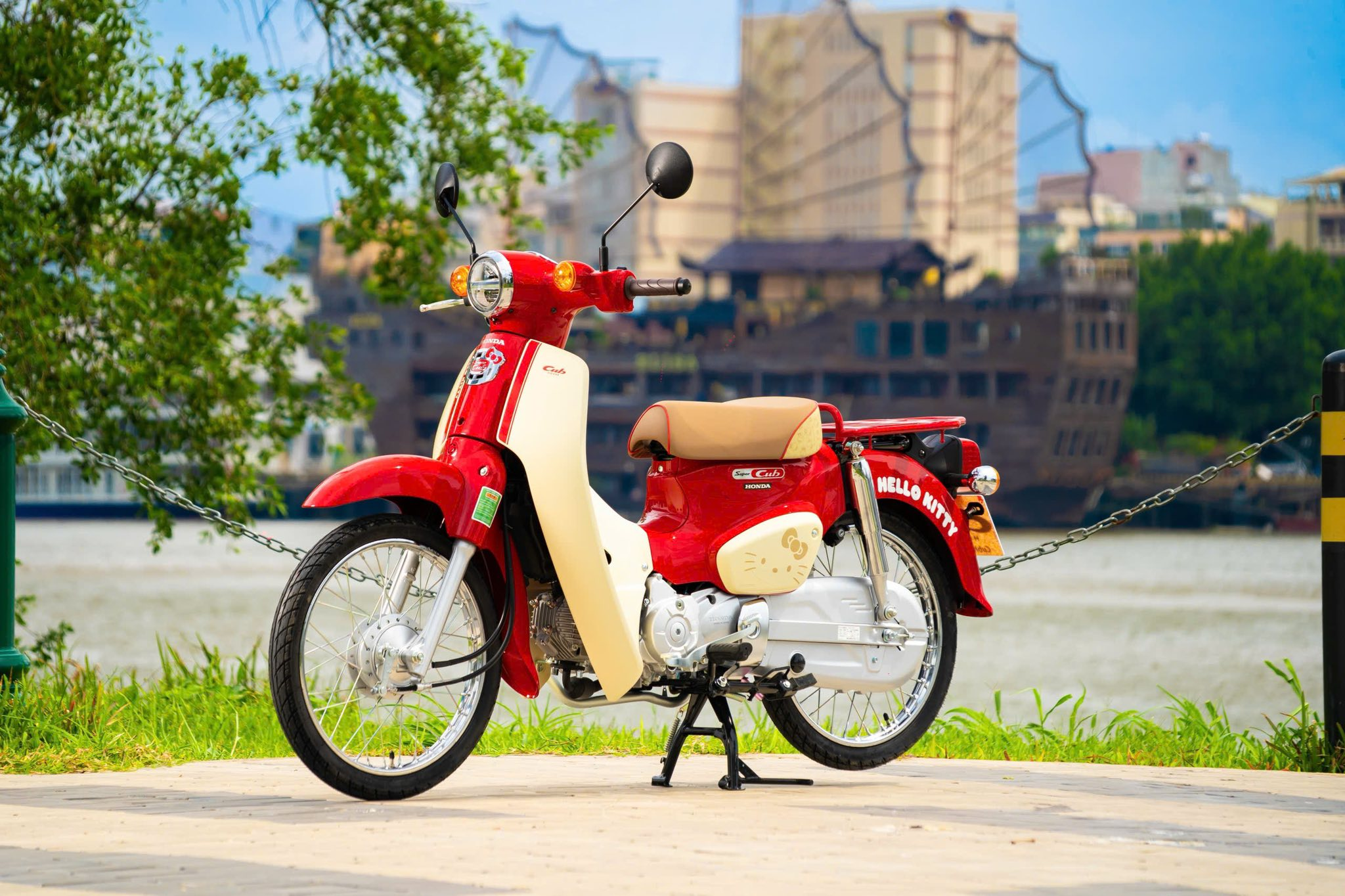Honda Super Cub Hello Kitty