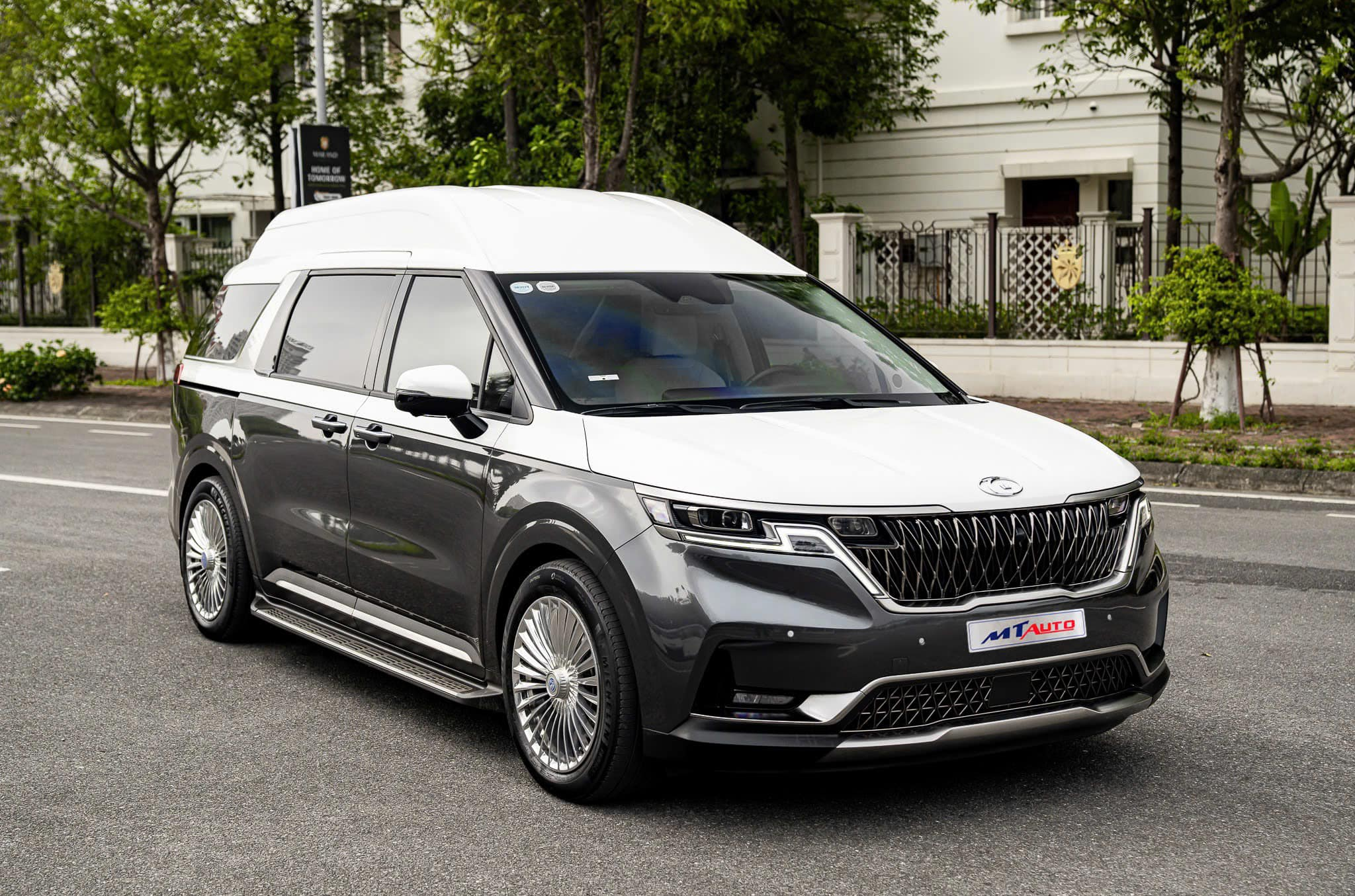 Kia Carnival Thacoroyal nội thất và ngoại thất sang trọng