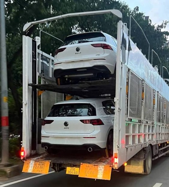 Hai chiếc VW Golf 2025 xuất hiện tại Việt Nam