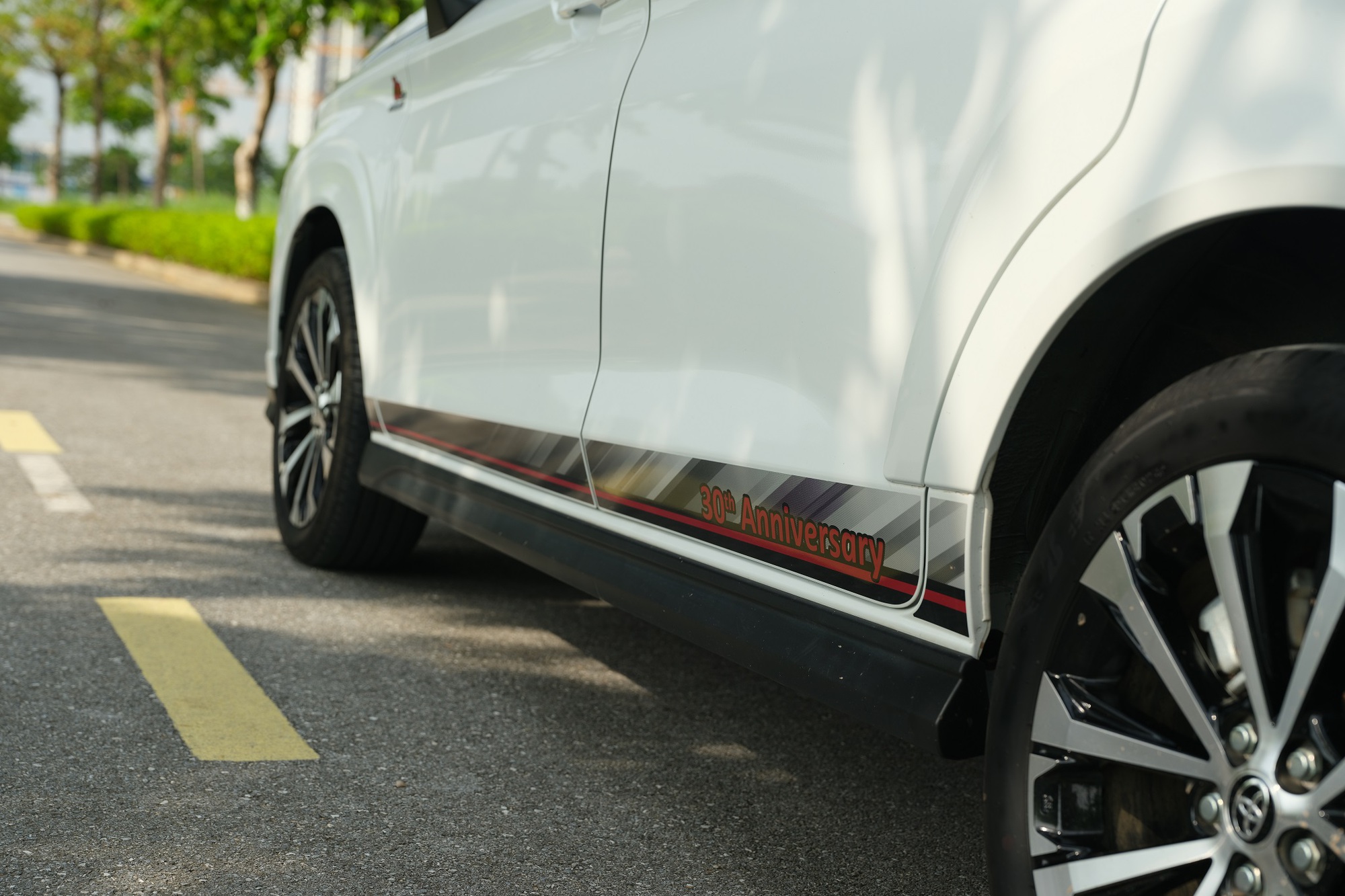 Chi tiết logo và decal trên xe