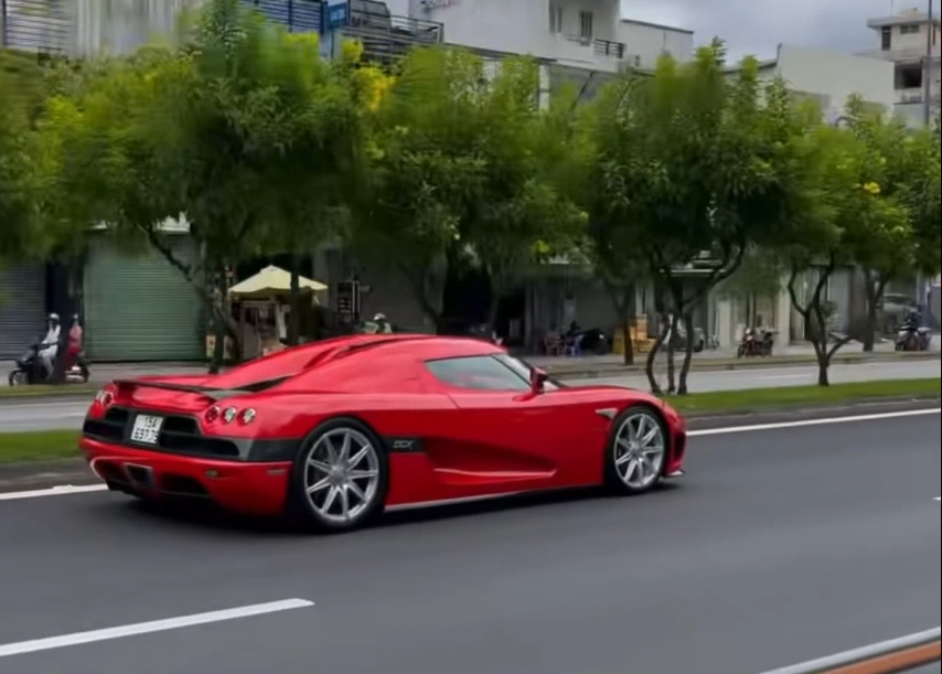 Siêu xe Koenigsegg CCX trên đường phố