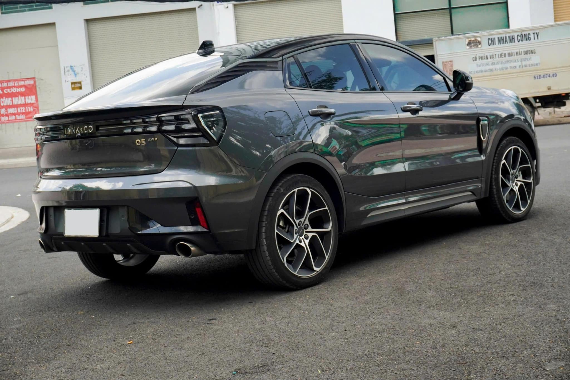 Thiết kế kiểu coupe độc đáo của Lynk & Co 05
