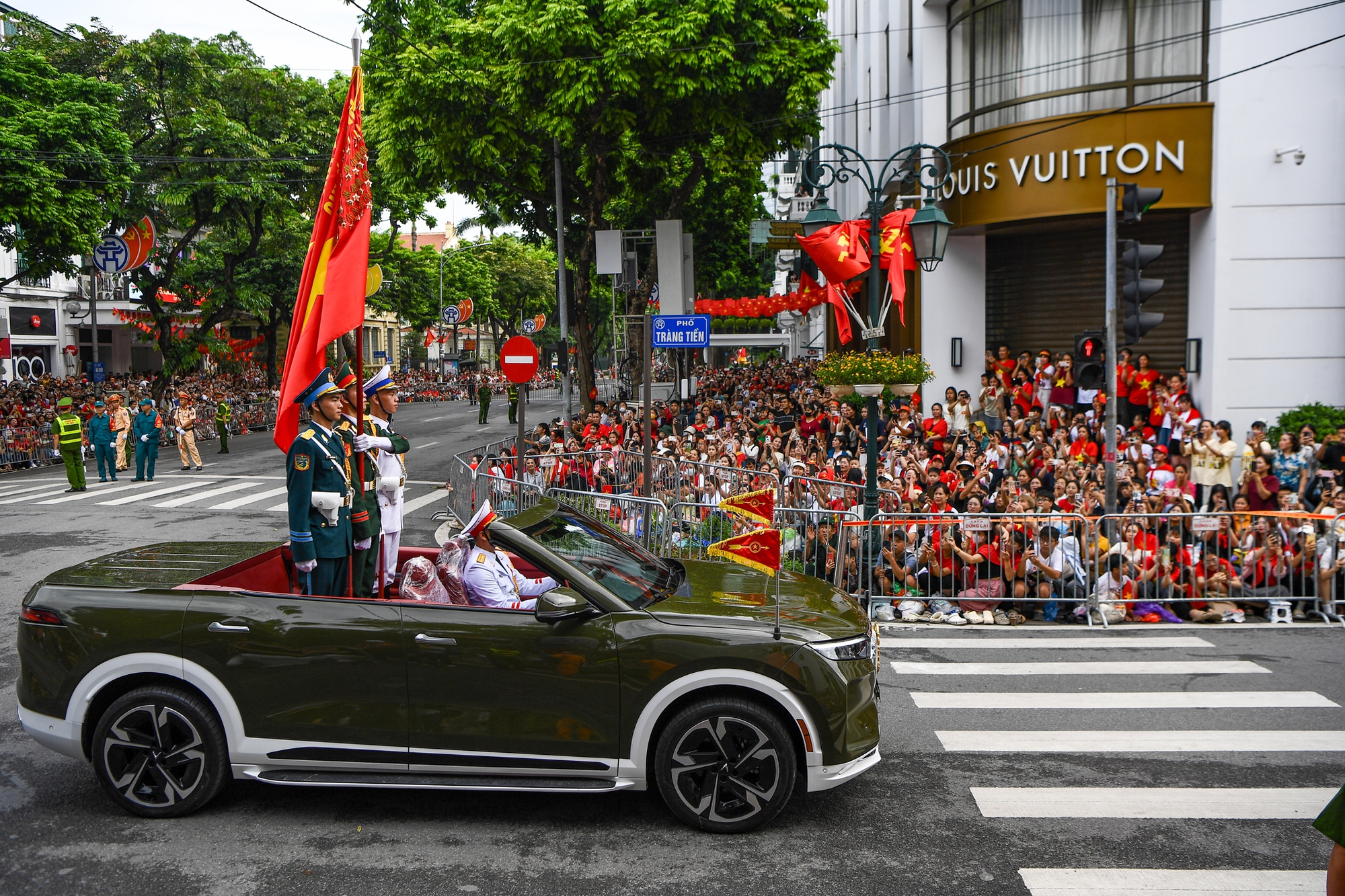 VF 9 trên đường phố