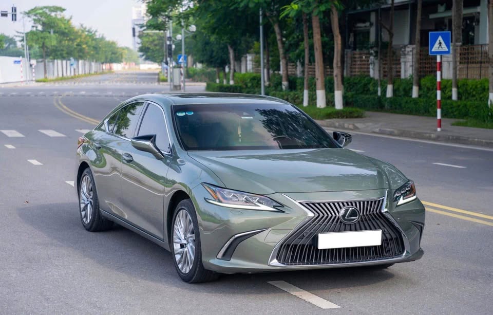 Lexus ES 250 sedan rộng rãi cho gia đình