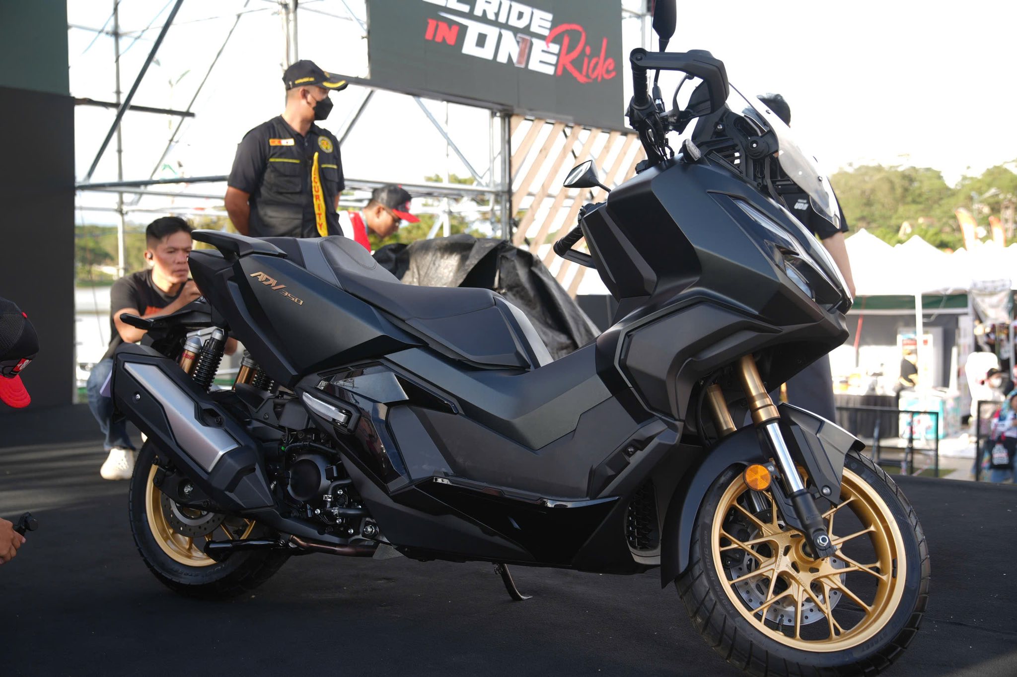 Honda ADV350 thiết kế khỏe khoắn