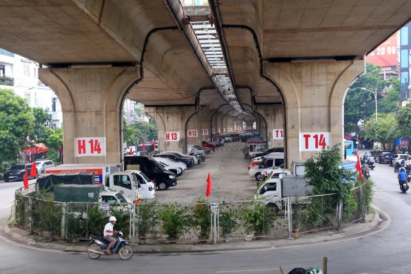 Một số bãi xe dưới gầm cầu Vĩnh Tuy vẫn hoạt động