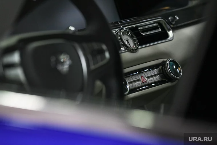 Hãng làm limousine cho ông Putin ra mắt xe đi 900km không cần xăng, thải ra nước: Thế giới chưa từng có- Ảnh 4. Aurus Senat - mẫu xe hạng sang đầu tiên trang bị fuel cell hydro