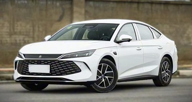 Ngoại thất sedan hybrid thế hệ mới Phần đầu xe với thiết kế lưới tản nhiệt lớn và đèn pha thanh mảnh