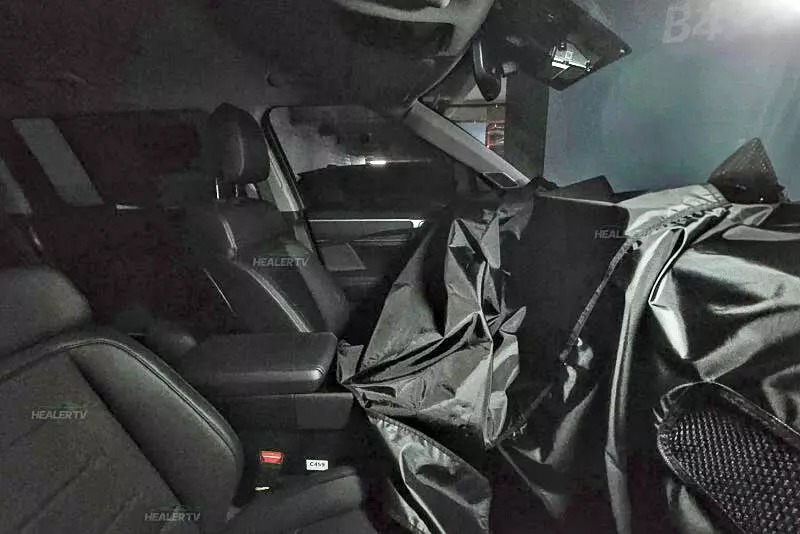 Màn hình trung tâm lớn trong khoang lái Hyundai Santa Fe facelift