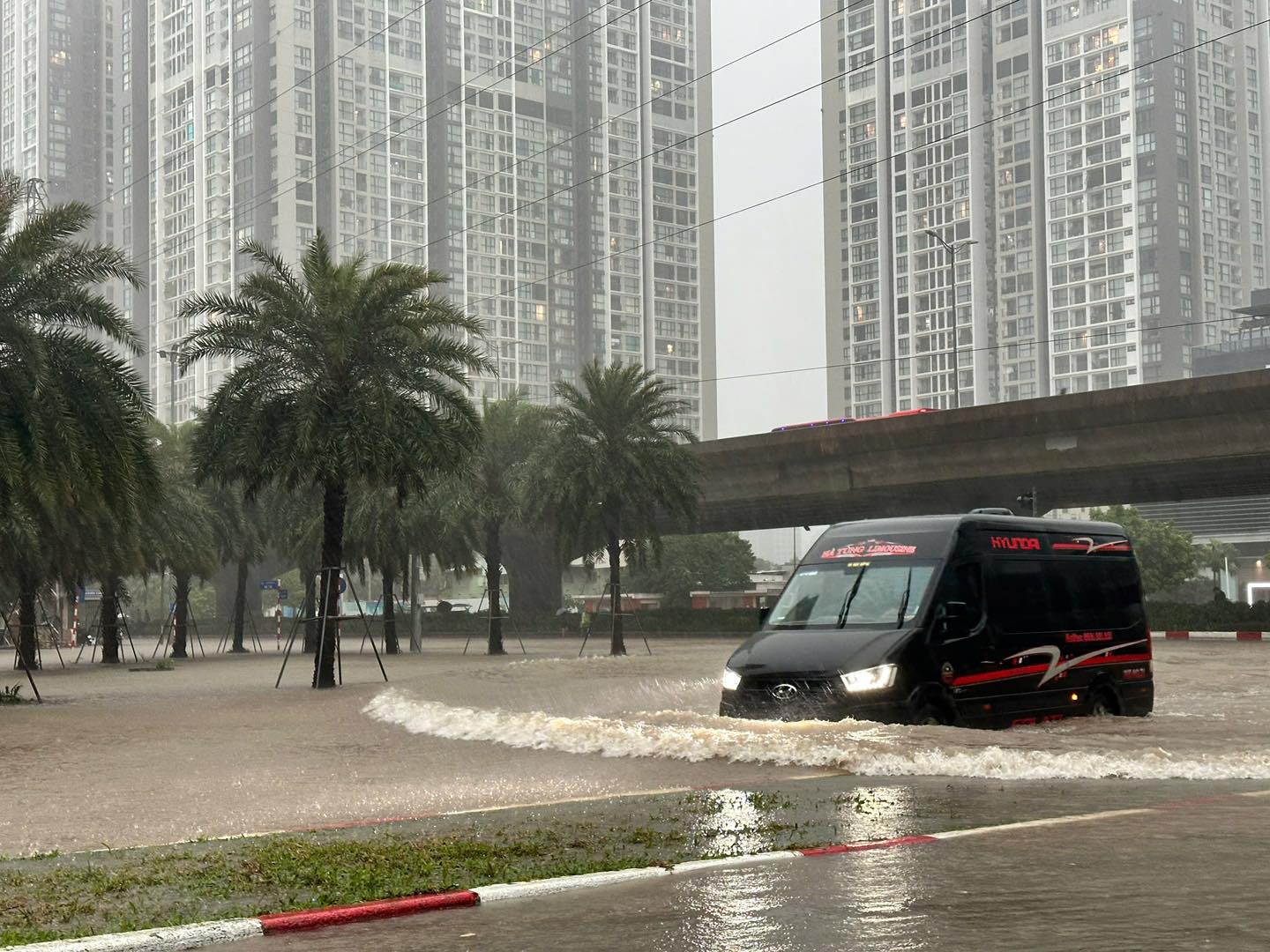 Kỹ thuật lái xe qua vùng nước ngập
