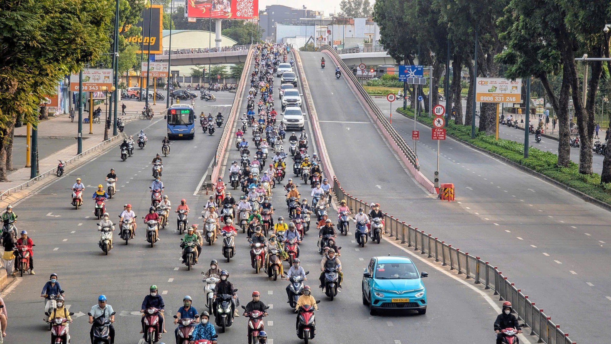 Phương tiện giao thông đông đúc gây ô nhiễm