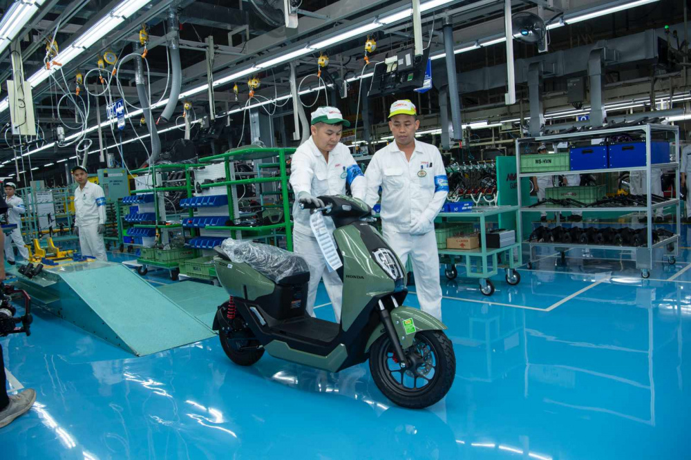 Lắp ráp xe máy điện tại nhà máy Sản xuất xe máy điện trong nước