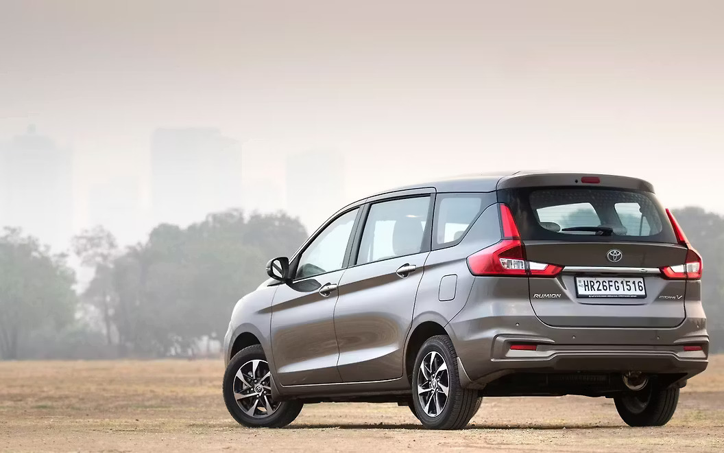 Toyota Rumion - MPV giống Ertiga có giá quy đổi 308 triệu đồng, xăng chưa đến 5 lít/100km, về Việt Nam dễ hút dân dịch vụ- Ảnh 4. Phần đuôi Toyota Rumion