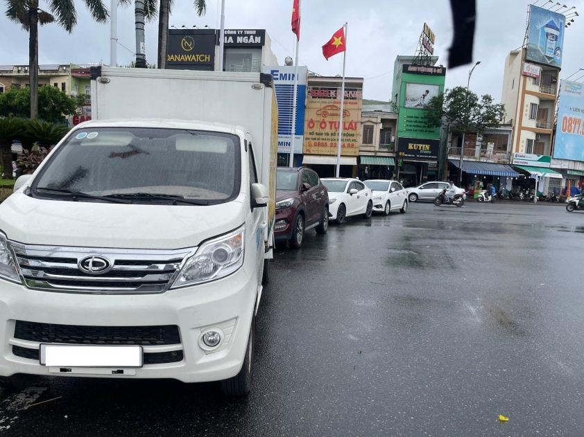 Xe ô tô trên cầu tránh ngập nước