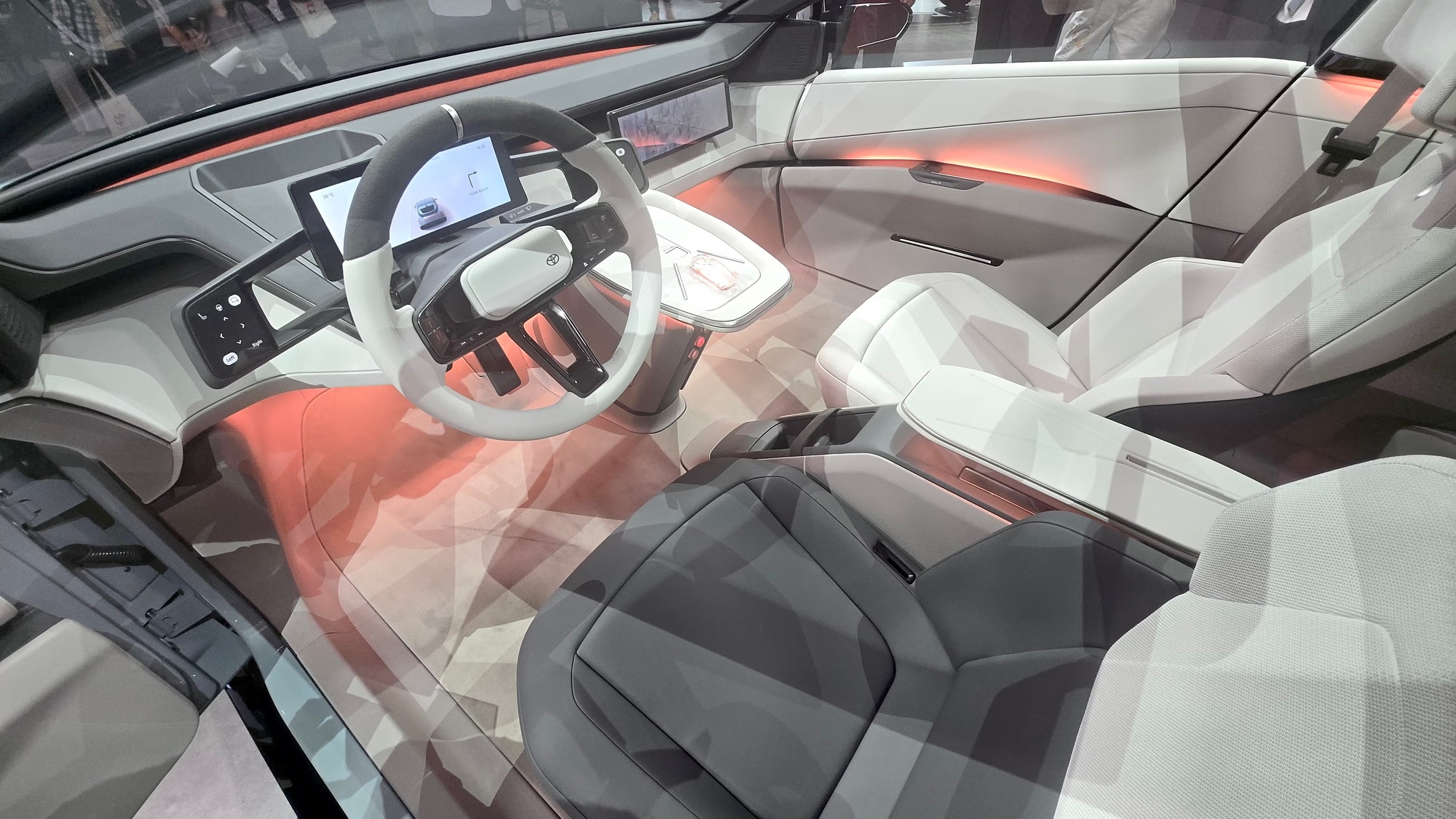 Nội thất tối giản với màn hình hiển thị