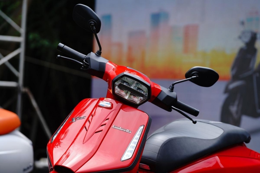 Huy hiệu cổ điển trên yếm xe Lambretta