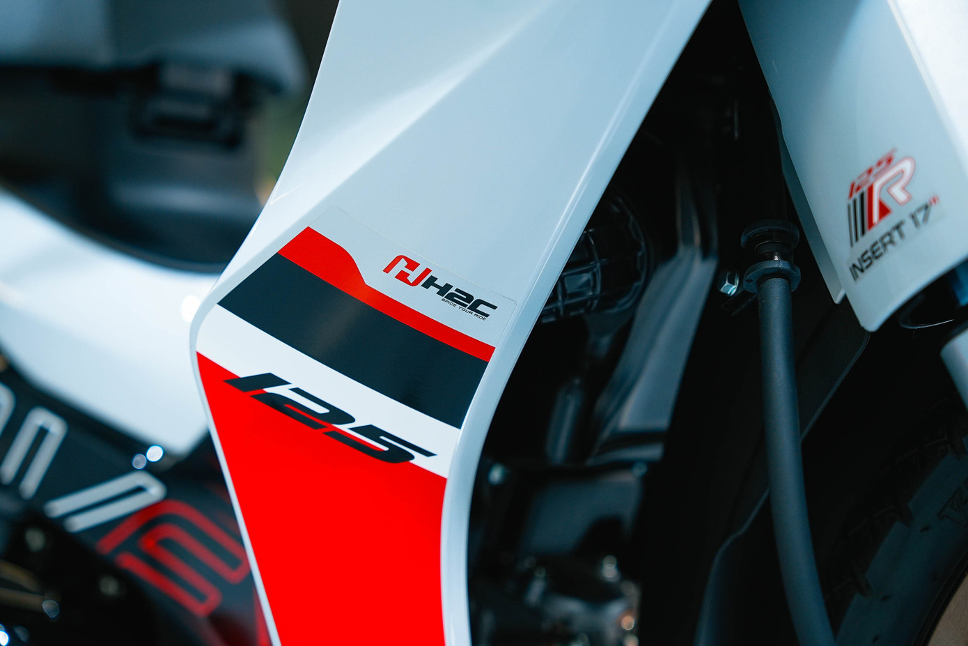 Tem đen đỏ trên Honda Wave Profender