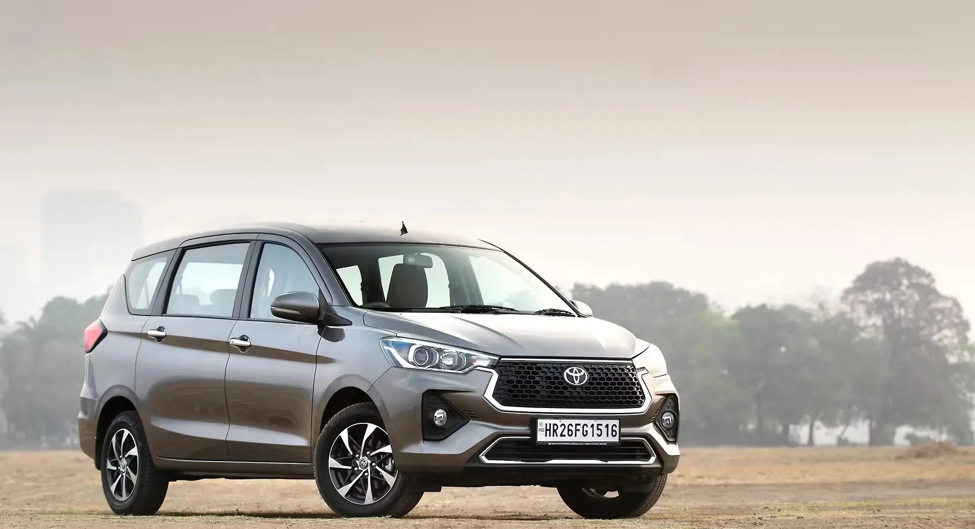 Toyota Rumion - MPV giống Ertiga có giá quy đổi 308 triệu đồng, xăng chưa đến 5 lít/100km, về Việt Nam dễ hút dân dịch vụ- Ảnh 3. Thiết kế thân xe Toyota Rumion