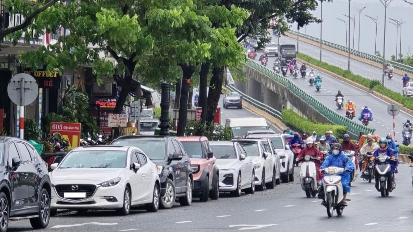 Xe ô tô đậu tránh ngập tại vòng xuyến tượng đài Mẹ Nhu