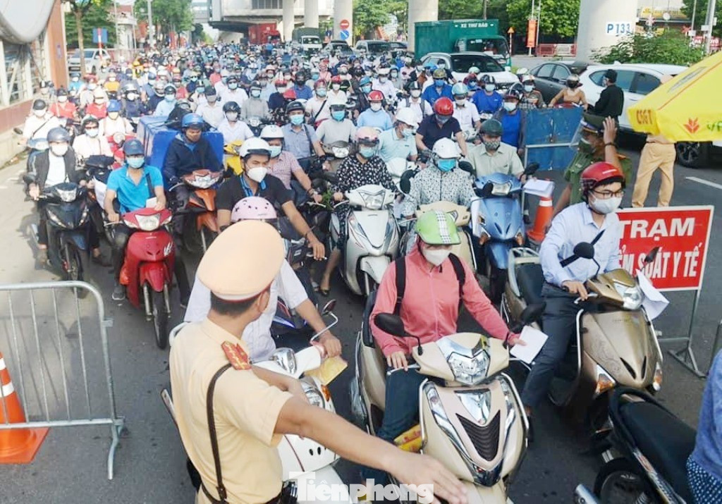 Chuyên gia: Đề xuất bố trí lệch giờ học, giờ làm giúp giảm ùn tắc giao thông ngay- Ảnh 2. Trưởng Phòng CSGT Hà Nội nhận định việc bố trí lệch giờ giúp giảm rõ rệt ùn tắc.