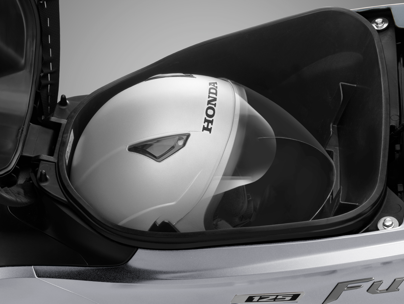 Cốp chứa mũ bảo hiểm và đồ dùng cá nhân