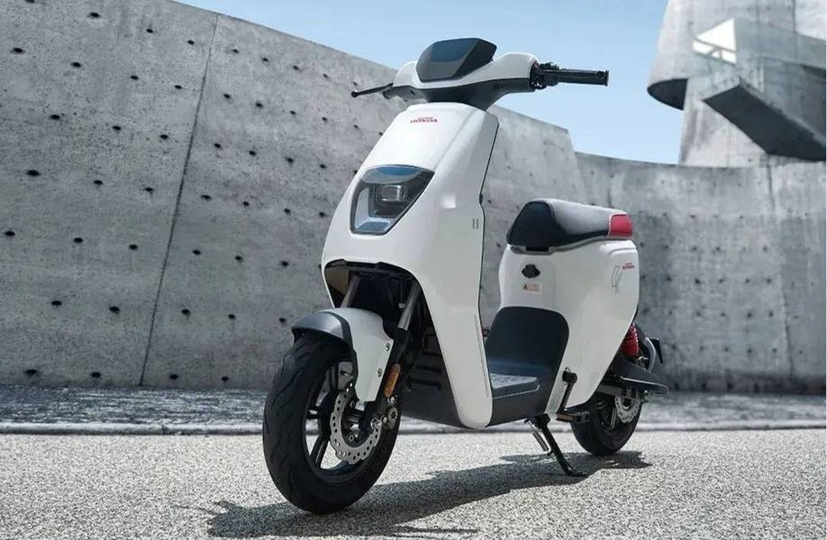 Xe máy điện mới với thiết kế tối giản và sắc sảo