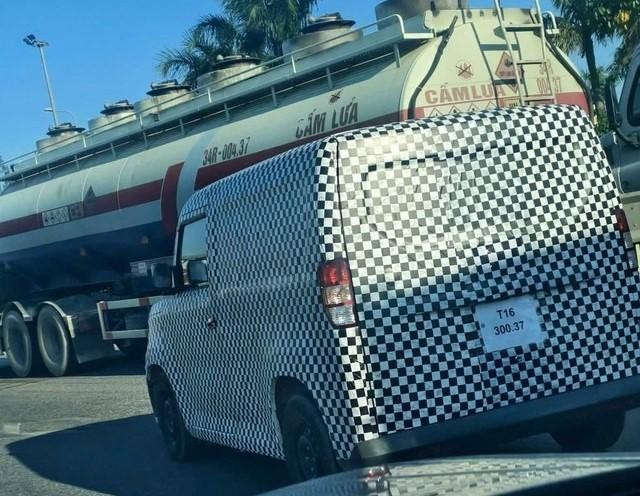 VinFast EC Van với kính lái và đèn hậu đặc trưng
