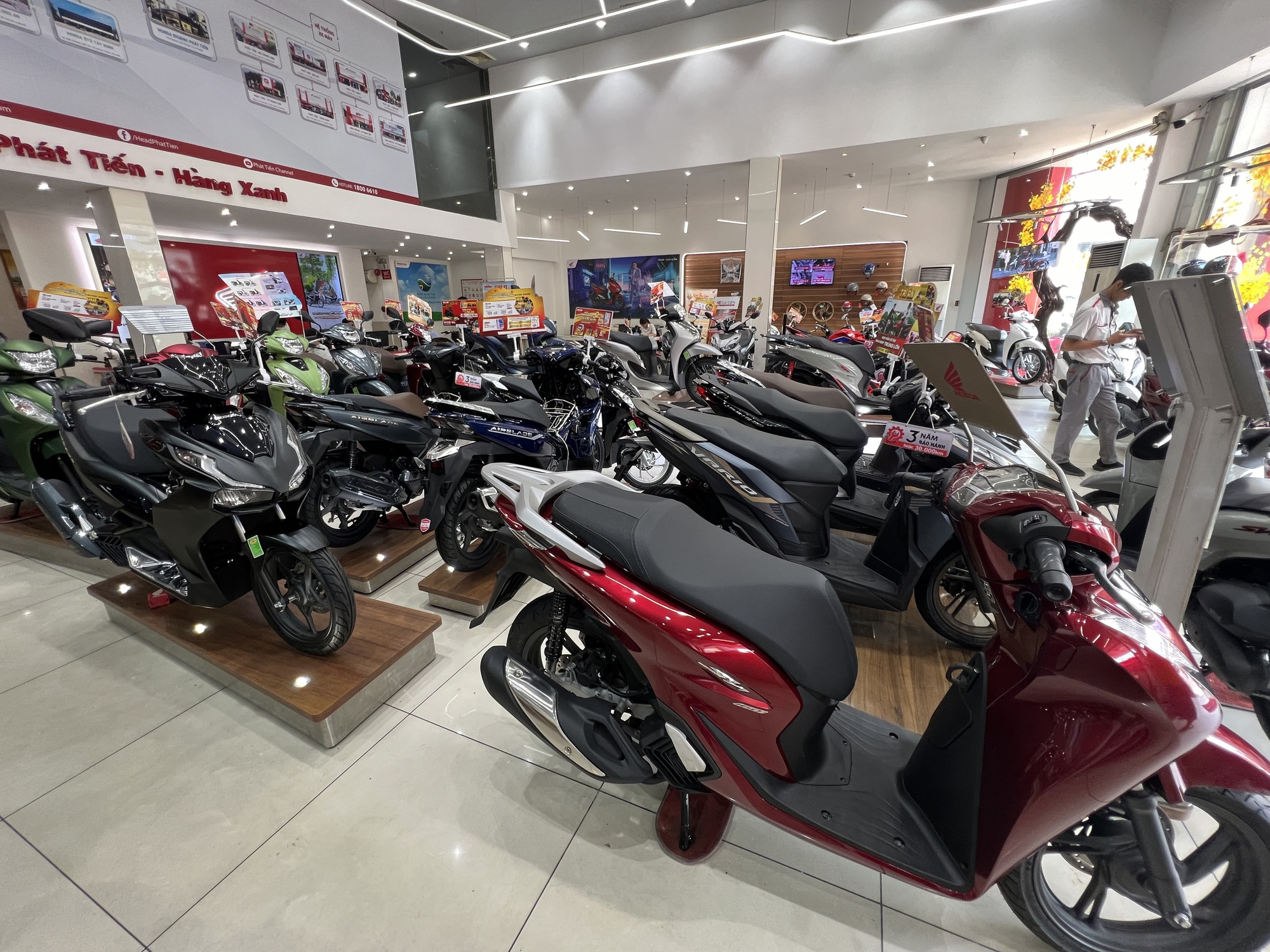 Khách thưa thớt tại cửa hàng xe máy